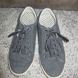 Taos Star Lace Up Sneakers Size 9